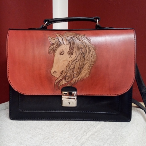 Ručně zdobená dámská kožená aktovka Amerika A4 s motivem koně