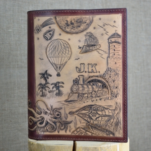 Ručně zdobený kožený obal na knihu se zdobením na motivy Jules Verna