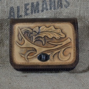 Ručně zdobená kožená kapsa na opasek široká s motivem paroh