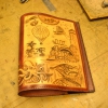 Ručně zdobený kožený obal na knihu se zdobením na motivy Jules Verna