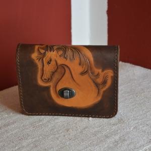 Ručně zdobená kožená kapsa na opasek široká s motivem kůň skladem