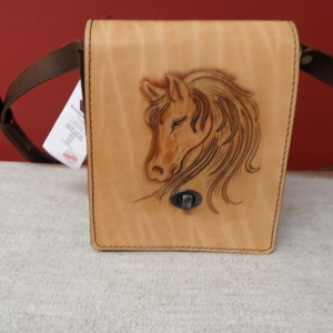Ručně zdobená kožená kabelka s motivem koně skladem